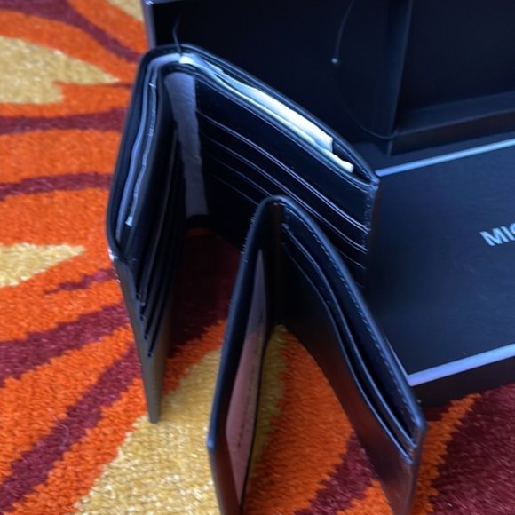 Michael Kors Boxed Signature 3 in 1 Bifold Wallet In White / Pearl Grey - Picture 7 of 15